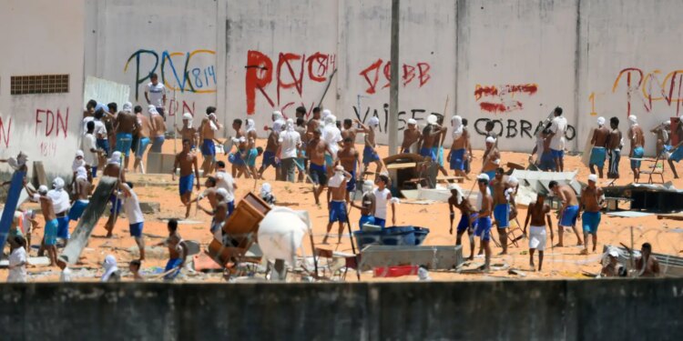 Classificar PCC e CV como terroristas não ajuda o Brasil, diz promotor