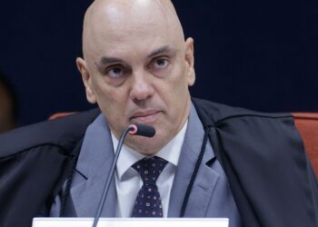 Moraes pede parecer da PGR sobre incluir Jair e Flávio em inquérito