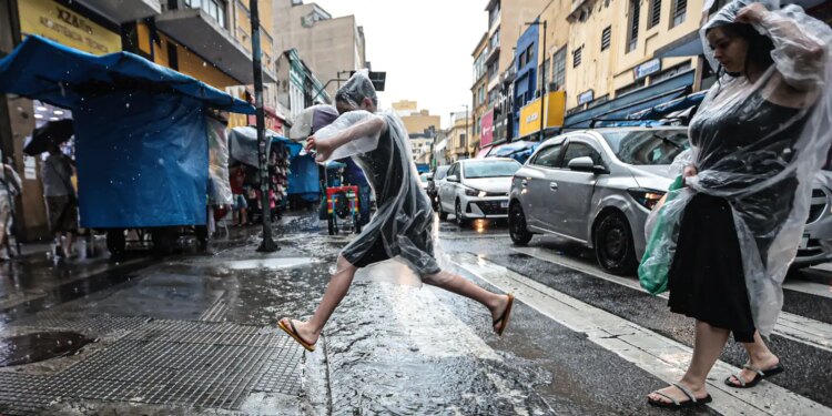 Chuva deve atingir todas as regiões no fim de semana, prevê Inmet 