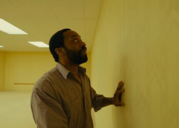 ‘Backrooms’ estreia com terror tenso e final frustrante; CRÍTICA