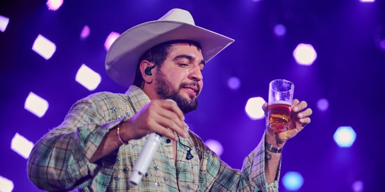 ‘Não conseguiu cantar de tão bêbado’: como excesso de álcool nos palcos e bastidores afeta rotina dos artistas