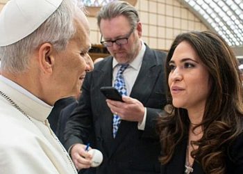 Papa nomeia primeira mulher para liderar comunicações do Vaticano