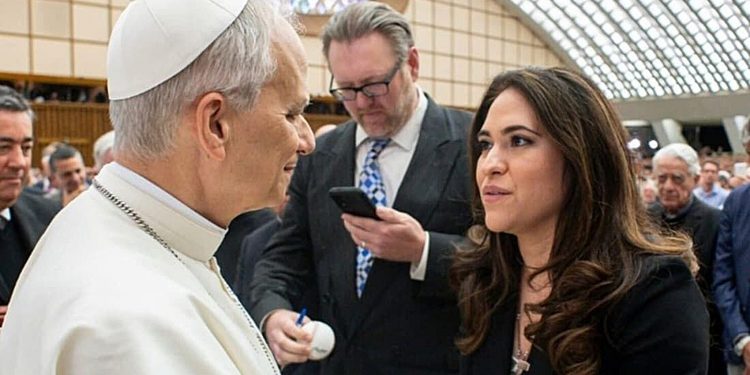 Papa nomeia primeira mulher para liderar comunicações do Vaticano